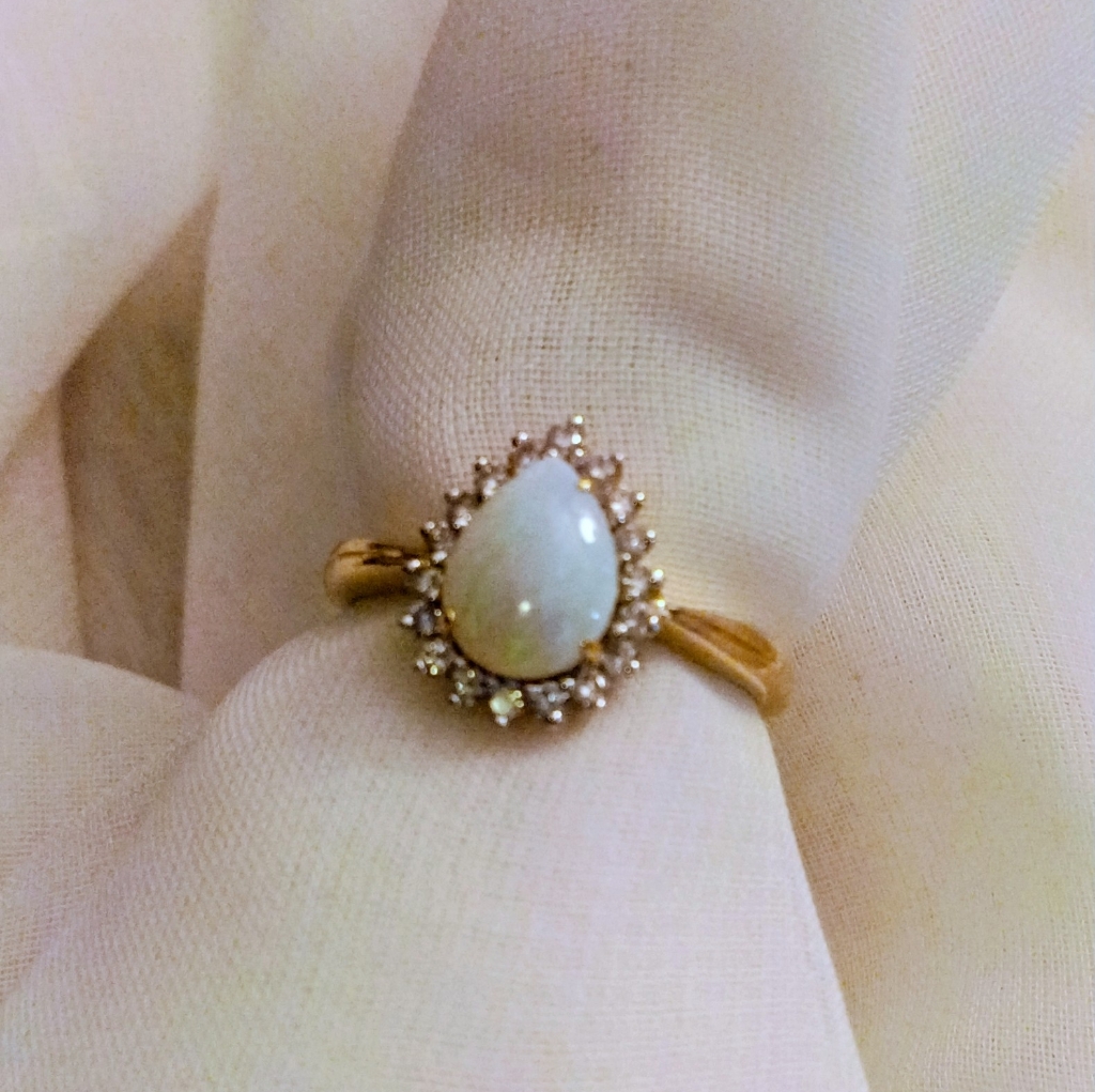 Elegant Gold And White Teardrop Ring Sz 8
